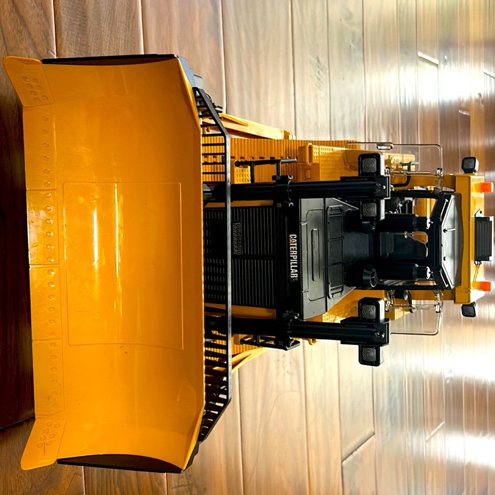 Caterpillar Bulldozer. Door open/close to put any action figure in. Age 3+